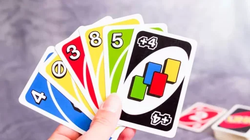 Le regole di Uno. Come si gioca, con quali carte speciali non si può chiudere e tutto quello che c’è da sapere per giocare senza nemmeno uno strappo alla regole ufficiali di questo gioco.