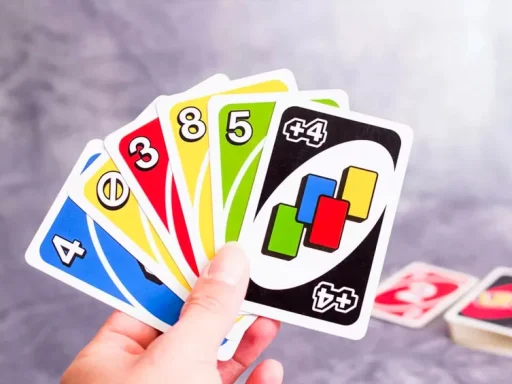 Le regole di Uno. Come si gioca, con quali carte speciali non si può chiudere e tutto quello che c’è da sapere per giocare senza nemmeno uno strappo alla regole ufficiali di questo gioco.